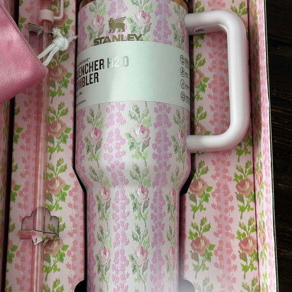 Stanley 1913 x Pink Floral
40oz Tumbler Set - Picture 2 of 6